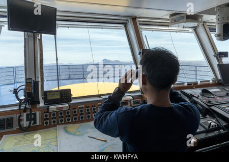 Die Besatzung auf der Brücke segeln Passagierschiff Ocean Abenteurer; trägt alpinen Bergsteigen Skifahrer in die Antarktis Stockfoto