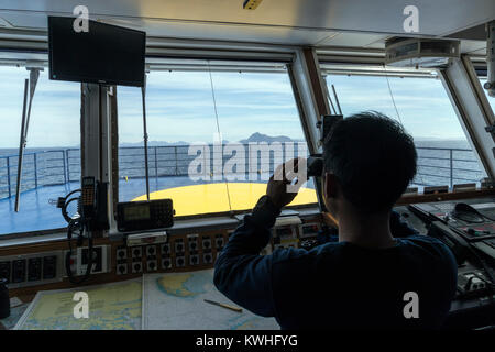 Die Besatzung auf der Brücke segeln Passagierschiff Ocean Abenteurer; trägt alpinen Bergsteigen Skifahrer in die Antarktis Stockfoto