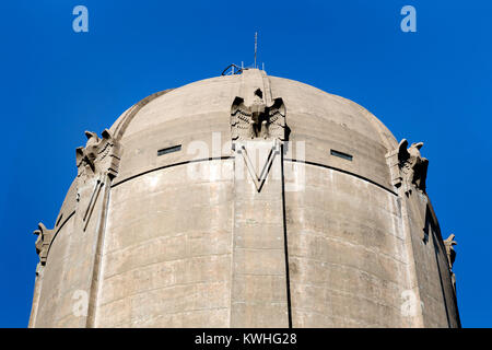 Architektonische sculplture zeigen Adler von John K. Daniels auf der 1932 Washburn Park Water Tower in Minneapolis, Minnesota. Der Turm wurde designed by Stockfoto