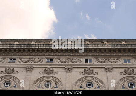 Ansicht des späten 19. Jahrhunderts in historischen, alten Gebäude mit Wolken und blauer Himmel. Stockfoto