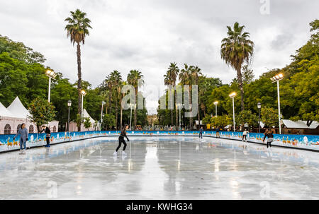 Schlittschuhläufer Spaß auf der Eislaufbahn am traditionellen Weihnachtsmarkt am Prado de San Sebastian im Zentrum von Sevilla, Spanien Stockfoto