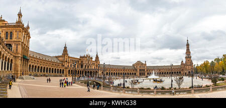 Panoramablick auf die Spanien Square (Plaza de Espana) in Sevilla (Sevilla) Stadt, Andalusien, Spanien. Beispiel maurischer und Renaissance Revival Stockfoto