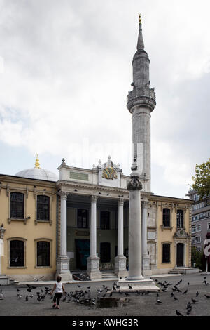 Mädchen jagt Tauben an tesvikiye Moschee. Es ist eine neo-barocken Struktur in Tesvikiye/Nisantasi Viertel von Istanbul. Texte aus dem Koran und Osmanischen Stockfoto