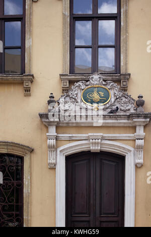 Nahaufnahme von Emblem des Osmanischen Reiches über der Tür in ornamentalen Stil zu historischen Tesvikiye Moschee. Es ist eine neo-barocken Struktur in Nisantasi Stockfoto