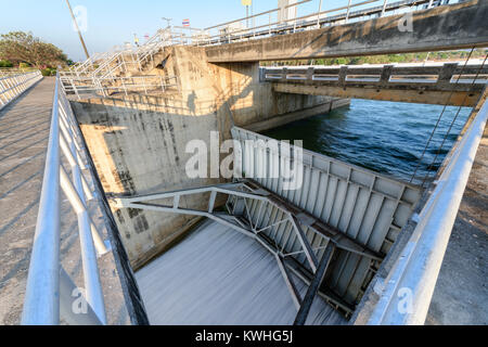 Abflußkanal von Dam gate am Morgen, die Pa Sak Cholasit Staudammprojekt ist eine der großen bewässerungsprojekte von Thailand. Der Damm verringert auch Probleme Stockfoto