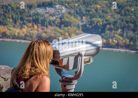 Frau durch ein Fernglas bei Devil's Lake State Park Wisconsin suchen Stockfoto