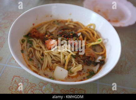 Thailändische Küche, Khao Soi Thai Gericht mit Rindfleisch und hausgemachten Eiernudeln in einem kokosmilch-Sauce Stockfoto