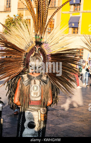 Indigene Völker in traditionellen Kostümen und Kopfbedeckungen durchführen am Zocalo-platz in Mexiko Stadt Stockfoto