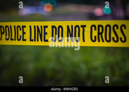 Der Verbrechen oder der Unfallstelle gelbes Band - police line Do Not Cross Stockfoto