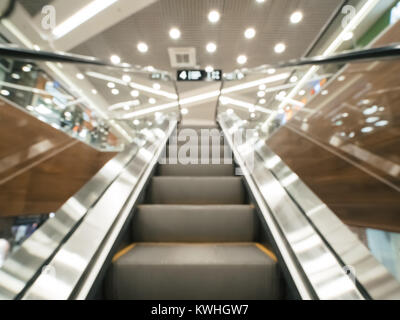 Verschwommen Fahrtreppen am modernen Einkaufszentrum Stockfoto
