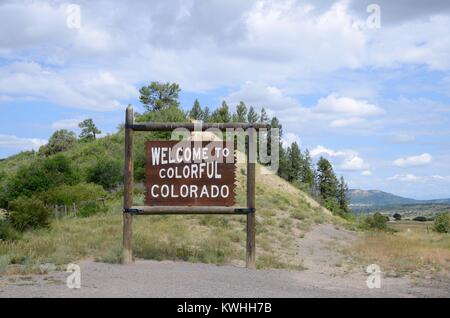 Holz- Willkommen bei bunten Colorado Zeichen auf Utah Grenze Stockfoto