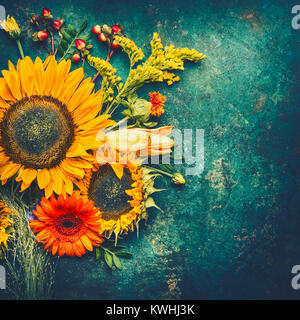 Herbst Blumen Arrangements aus Sonnenblumen, Blätter und canina Beeren auf rustikalen vintage Hintergrund, Ansicht von oben, Platz für Text, Retro getönt Stockfoto