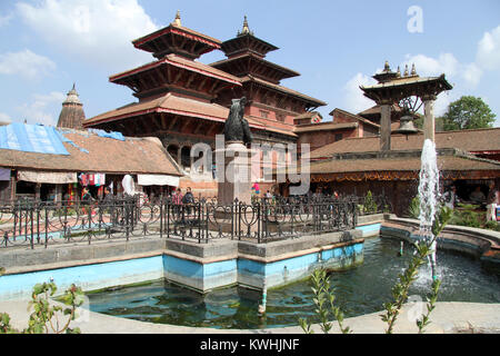 Brunnen und Tempel auf dem Durbar Square in Patan, Nepal Stockfoto