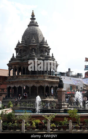 Brunnen und Tempel auf dem Durbar Square in Patan, Nepal Stockfoto