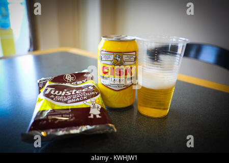 Die berühmte Snack essen und trinken von Malta und Gozo von vielen Touristen gedacht. Twistees und Cisk Pilsener. Mit der Fähre von Cirkewwa zu Mgarr gekauft Stockfoto