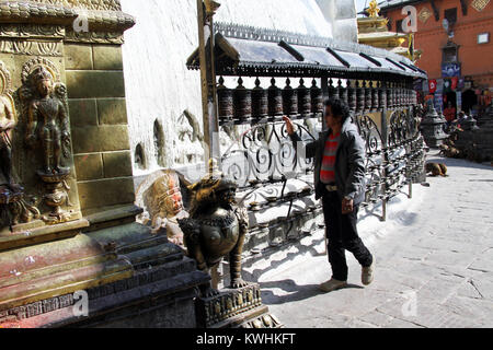 KATHMANDU, Nepal - ca. November 2013 Mann zu Fuß um Swayambhunath Stupa Stockfoto