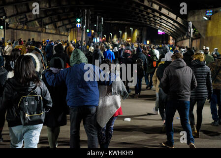 London, Großbritannien - 1. Januar 2018. Große Menschenmassen in Richtung Waterloo Station, nachdem das Neue Jahr Feuerwerk am Lond Anzeige Stockfoto