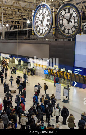 London, Großbritannien - 1. Januar 2018. Große Massen warten auf einen Zug bei Waterloo Station nach Silvester das neue Jahr Feuerwerk. RMT-Streik. Stockfoto