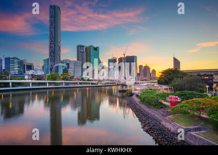 Brisbane. Stadtbild bild Skyline von Brisbane, Australien während der dramatischen Sonnenaufgang. Stockfoto