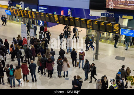 London, Großbritannien - 1. Januar 2018. Große Massen warten auf einen Zug bei Waterloo Station nach Silvester das neue Jahr Feuerwerk. RMT-Streik. Stockfoto