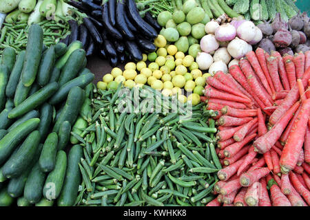 Frisches Gemüse in Marktstand Stockfoto