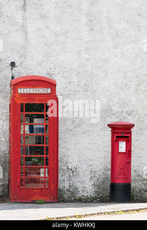 Ein traditionelles rotes Feld und roten Briefkasten auf Lydgate im Dorf Eyam Derbyshire, England. Stockfoto