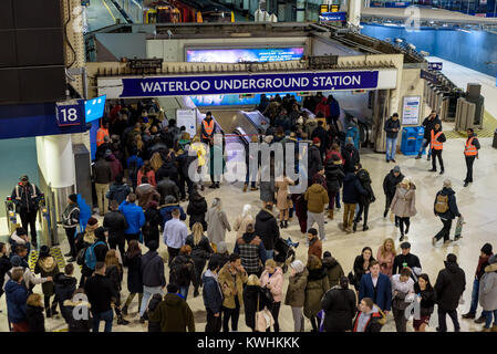 London, Großbritannien - 1. Januar 2018. Große Massen warten auf einen Zug bei Waterloo Station nach Silvester das neue Jahr Feuerwerk. RMT-Streik. Stockfoto