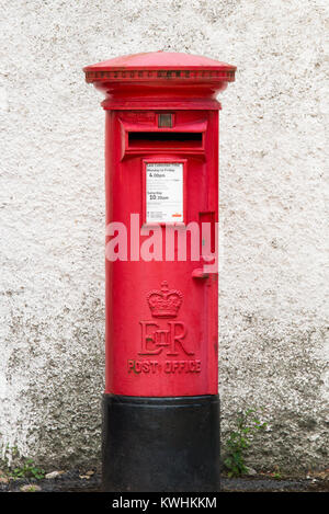 Einen roten Briefkasten auf Lydgate im Eyam, Derbyshire, England Stockfoto