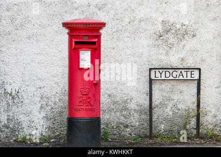 Einen roten Briefkasten auf Lydgate im Eyam, Derbyshire, England Stockfoto