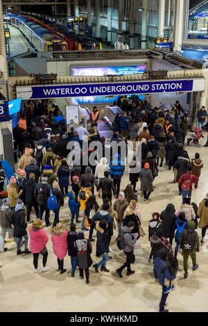 London, Großbritannien - 1. Januar 2018. Große Massen warten auf einen Zug bei Waterloo Station nach Silvester das neue Jahr Feuerwerk. RMT-Streik. Stockfoto