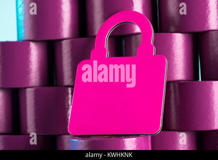 Rosa miniatur Beutel auf dem violetten Hintergrund Stockfoto