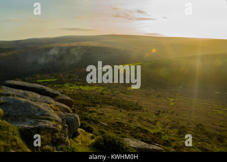 Die Sonne über den Nationalpark Dartmoor, Devon, Großbritannien Stockfoto