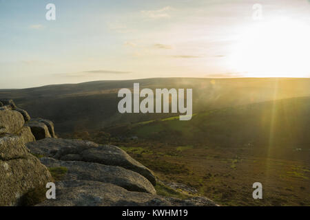 Die Sonne über den Nationalpark Dartmoor, Devon, Großbritannien Stockfoto