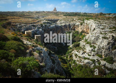 Gozo hat eine Wandern, Wanderweg rund um die Küste mit herrlichem Blick auf Meer und ins Landesinnere mit Blick auf Xewkija, es ist Kuppelkirche, Schlucht und Aquädukt Stockfoto