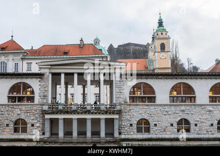 LJUBLJANA, Slowenien - 16 Dezember, 2017: Zentrale Markt von Ljubljana, der Hauptstadt Sloweniens, in einem trüben regnerischen Tag genommen, mit dem Fluss Ljubljanica Stockfoto