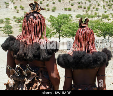 Frauen aus der semi-nomadischen Himba in Namibia. Ihr Haar wird mit einer Mischung aus Ocker Pulver und tierischen Fett bedeckt. Stockfoto