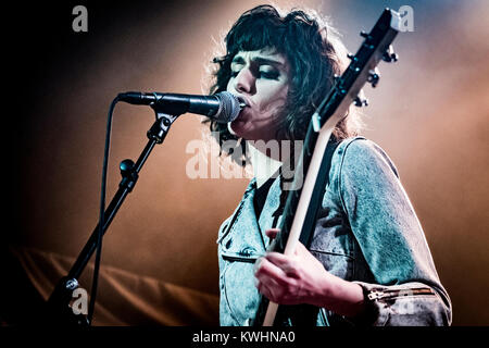 Die dänische Rockband Velvet Band führt ein Live Konzert in Pumpehuset in Kopenhagen. Die band besteht aus den drei Lahcmi - Schwestern Noa (dargestellt), Naomi und Nataja. Dänemark, 25/03 2016. Stockfoto