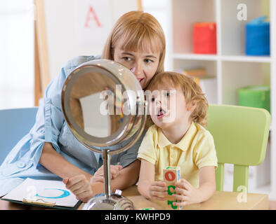 Niedliche Kind kleiner Junge an logopädin Lektion Stockfoto