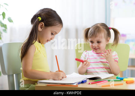 Glückliche Kinder Zeichnung im Kinderzimmer Stockfoto