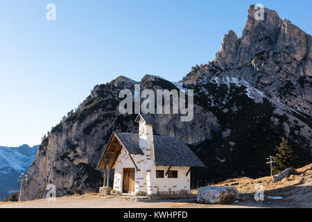 Kleine Kirche am Falzarego Pass in den Dolomiten im Nordosten von Italien Stockfoto