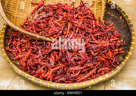 Getrocknete Chilischoten in Korb, Blick von Oben auf die getrocknete Thai red chili auf dem hölzernen Tisch Hintergrund Stockfoto