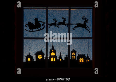 Festliche Weihnachten Weihnachtsmann und Rentier Haus Fenster Silhouette. Northamptonshire, England Stockfoto