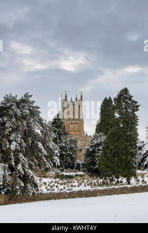 St. Jakobus Kirche im Schnee im Dezember. Chipping Campden, Cotswolds, Gloucestershire, England Stockfoto