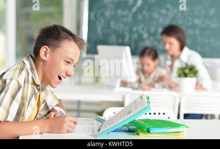 Schüler lehren Studieren in Computer klasse mit unscharfen Lehrer und Lerner auf dem Hintergrund Stockfoto