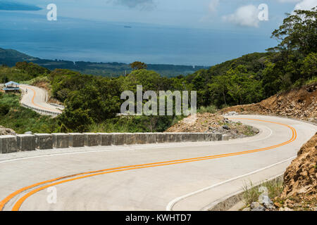 Kurvenreiche Straße, die an einem steilen Berg mit einem wunderschönen Blick auf Mindanao, Philippinen Stockfoto