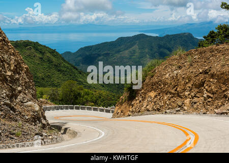 Kurvenreiche Straße, die an einem steilen Berg mit einem wunderschönen Blick auf Mindanao, Philippinen Stockfoto