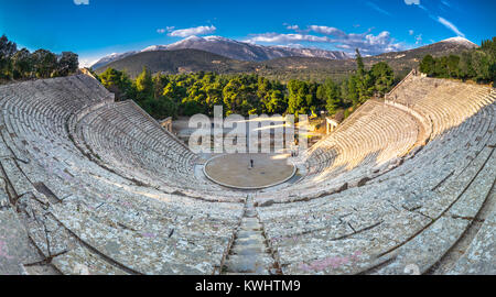 Das antike Theater von Epidaurus (oder 'Epidavros'), Argolida Präfektur, Peloponnes, Griechenland. Stockfoto