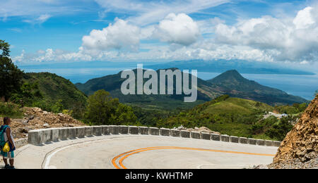 Kurvenreiche Straße, die an einem steilen Berg mit einem wunderschönen Blick auf Mindanao, Philippinen Stockfoto