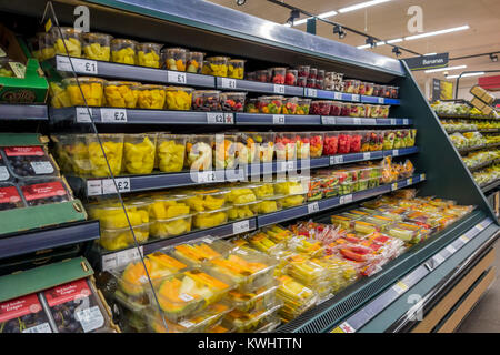 Vorbereitet verpackt Obst in den Regalen der Supermärkte. Stockfoto