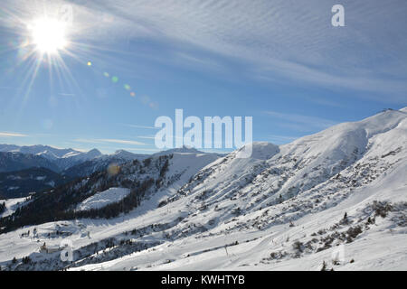 Das Skigebiet Serfaus Fiss Ladis in Österreich mit schneebedeckten Berge und Sonne Stockfoto